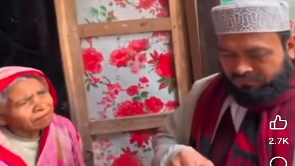 খালার হাতে ৫০০ টাকা দিয়ে ভোট চাইলেন জামায়াত প্রার্থী