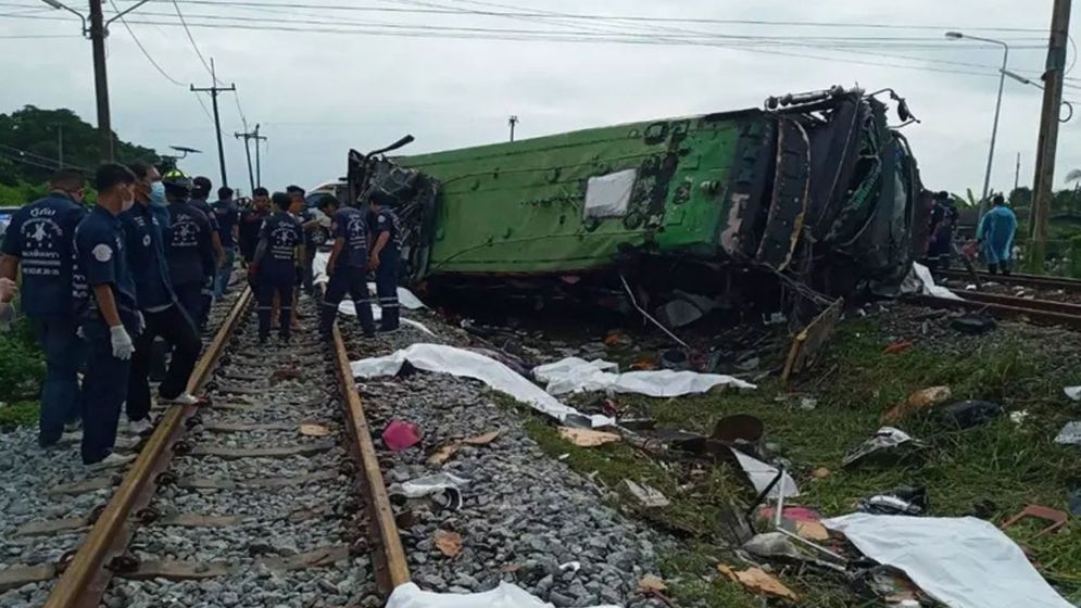 থাইল্যান্ডে চলন্ত ট্রেনের ওপর ক্রেন ভেঙে পড়ে নিহত ২২