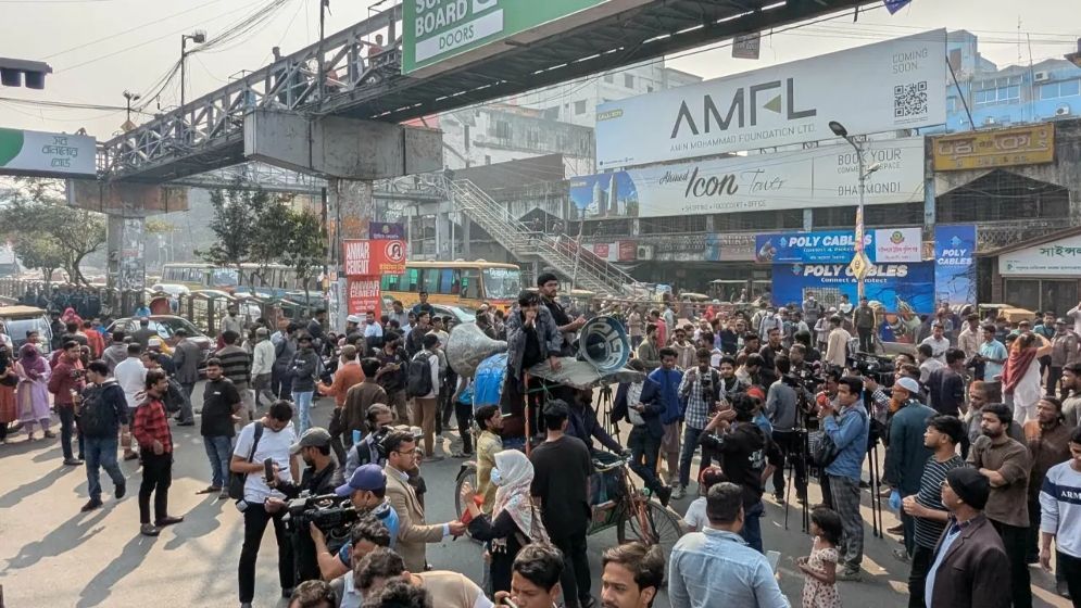 আবারও ঢাকায় শিক্ষার্থীদের অবরোধ, মানুষের ভোগান্তি