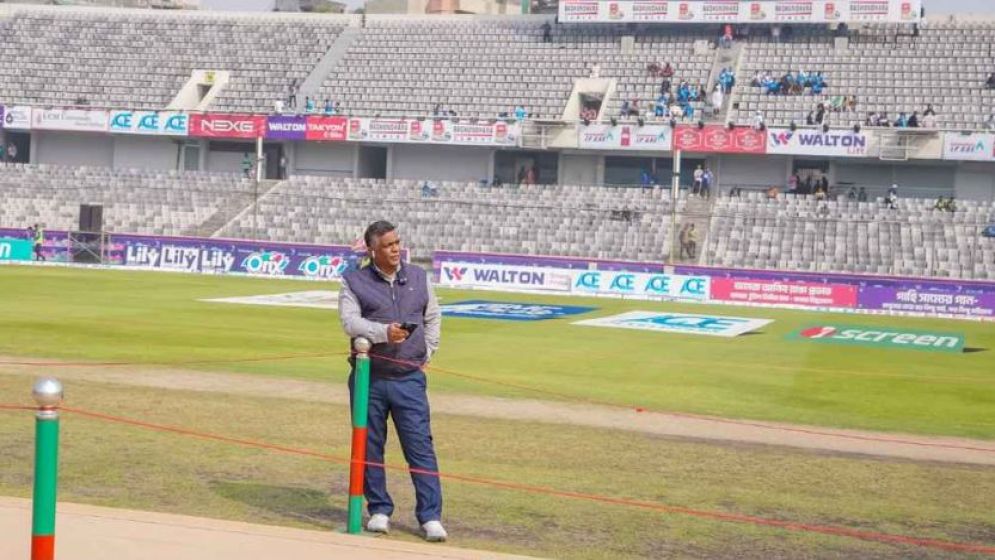 মিরপুর স্টেডিয়ামের উইকেটের পাশে একাকিত্বে দাঁড়িয়ে বিসিবি সভাপতি