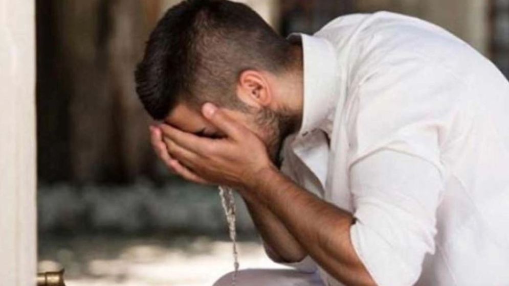 কুলি করার সময় গলার ভেতরে পানি গেলে রোজার হুকুম কী?