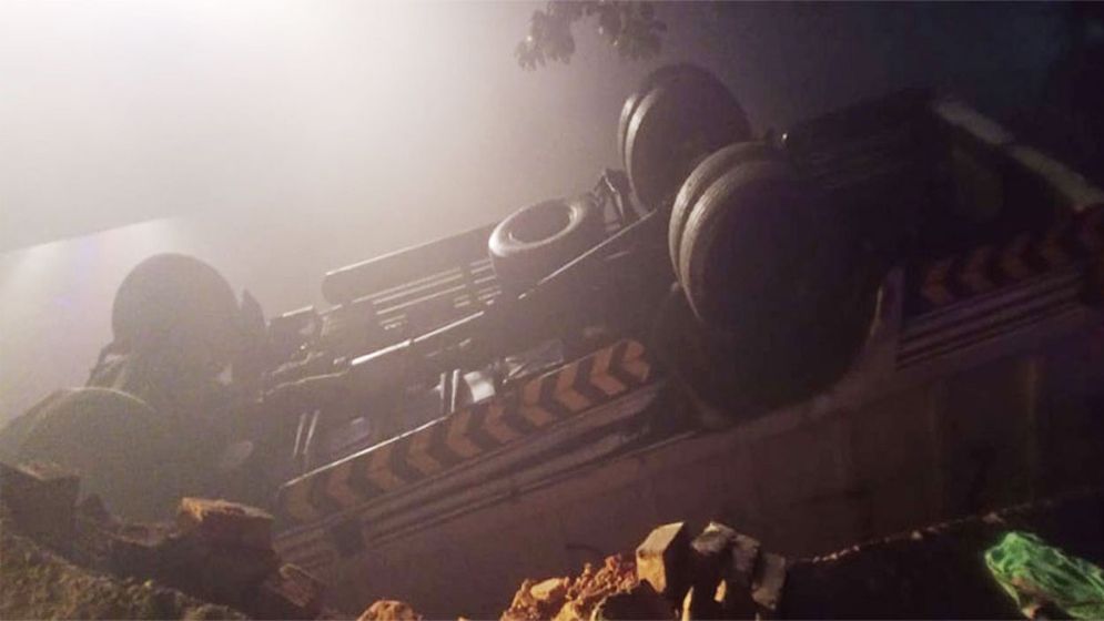 ট্রাক খালে পড়ে প্রাণ গেল একই পরিবারের ১৪ জনের