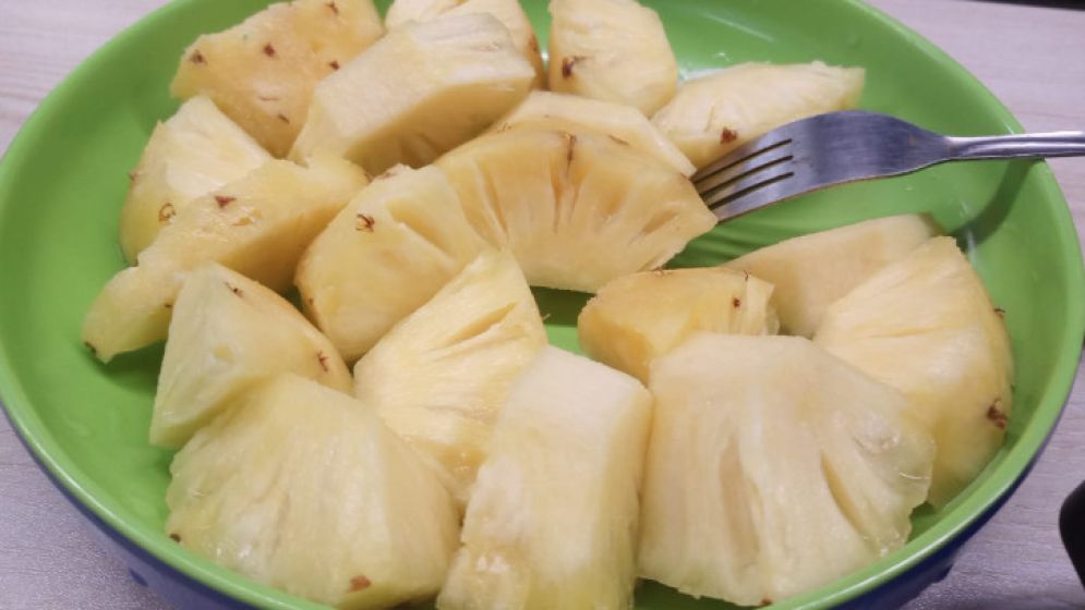 খালি পেটে আনারস খেলে কী হয়?