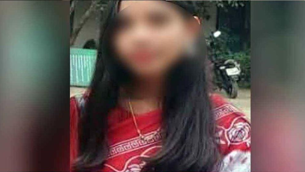 দরজার ফাঁক দিয়ে উঁকি দিতেই ধরা পড়ে ভয়াবহ দৃশ্য