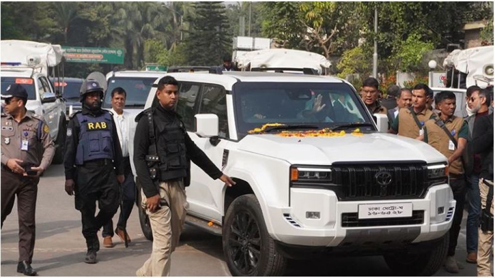 তারেক রহমানের চলন্ত গাড়িতে খাম লাগিয়ে বাইকারের পলায়ন
