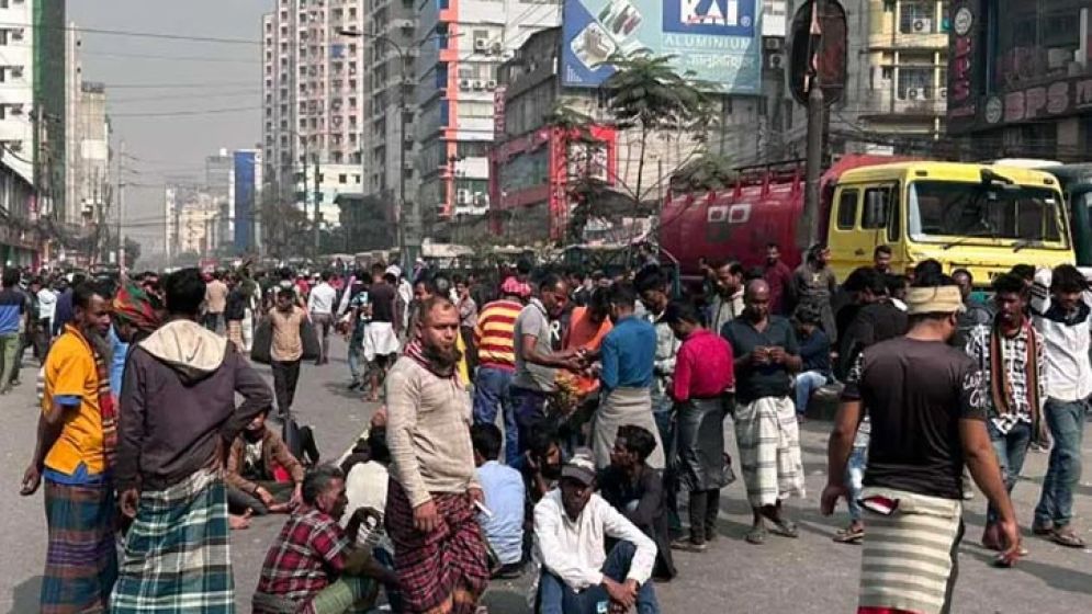রাজধানীতে ব্যাটারিচালিত রিকশা চালকদের সড়ক অবরোধ, চরম ভোগান্তি