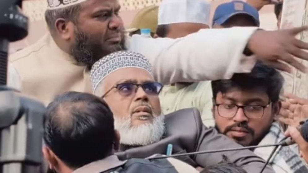 বক্তব্য প্রদানকালে মৃত্যুর কোলে ঢলে পড়লেন জেলা জামায়াত আমির