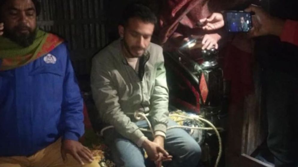 রাতে প্রবাসীর স্ত্রীর সঙ্গে অবস্থান, পুলিশ সদস্য আটক