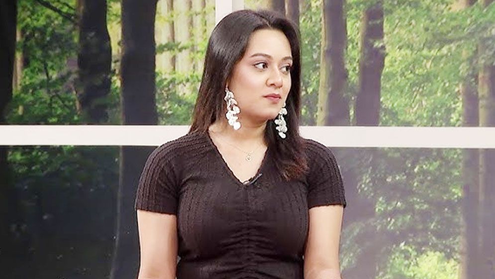 দীঘির গায়ে জুস ফেলে ওয়েটারের চাকরি হারানোর গুঞ্জন