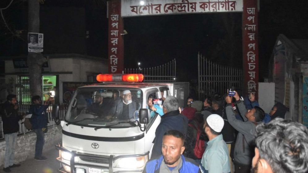 কারাফটকে মৃত ছেলেকে কোলে নিয়ে স্ত্রীর মরদেহ ছুঁয়ে কাঁদলেন নেতা