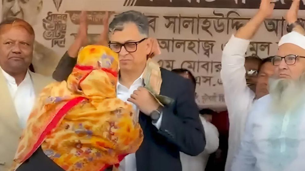 সালাহউদ্দিনকে টাকার মালা পরিয়ে দিলেন মহিলা দলের নেত্রী