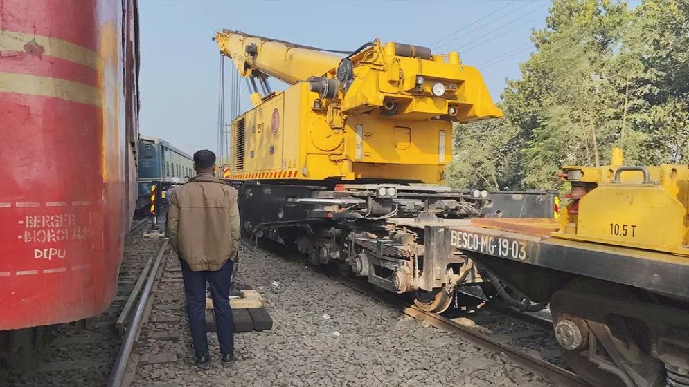 তিন রুটে ৭ ঘণ্টা ধরে বন্ধ ট্রেন চলাচল, শিডিউল বিপর্যয়ে ভোগান্তি