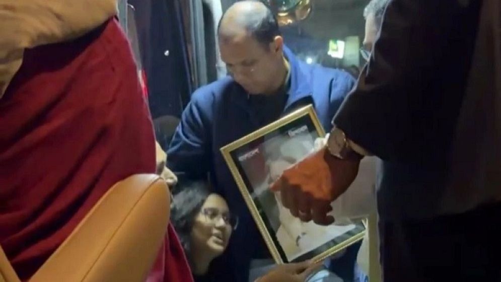 তারেক রহমানের গাড়ি থামিয়ে তরুণী বললেন ‘সংসদে দেখা হবে’