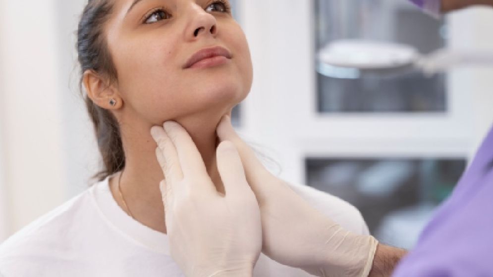 যে কারণে পুরুষের চেয়ে নারীর থাইরয়েড ক্যানসারের ঝুঁকি বেশি