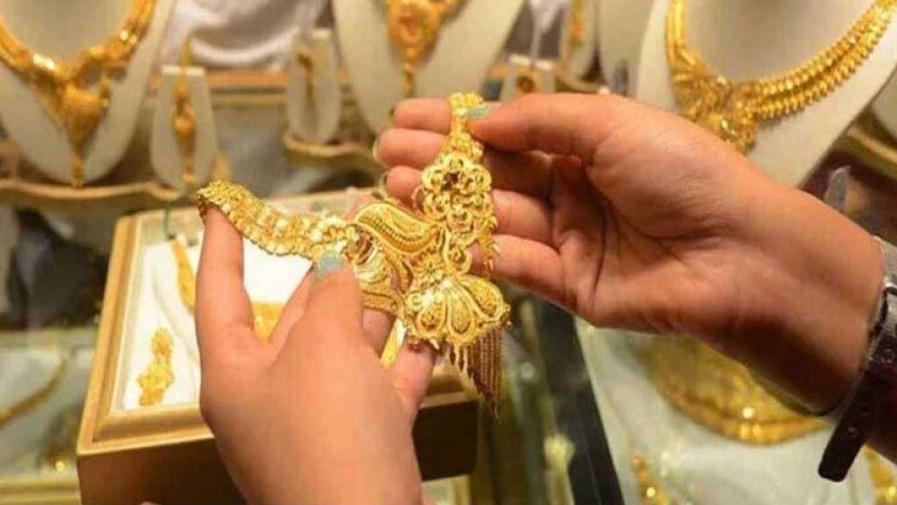 এক লাফে স্বর্ণের দাম বাড়ল ১৬২১৩ টাকা, ভরি কত