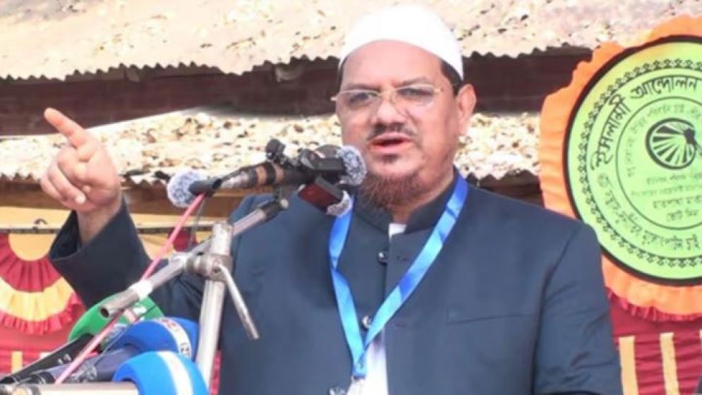 জামায়াত আমির বেপর্দা নারীদের সঙ্গে সেলফি তোলেন: চরমোনাই পীর