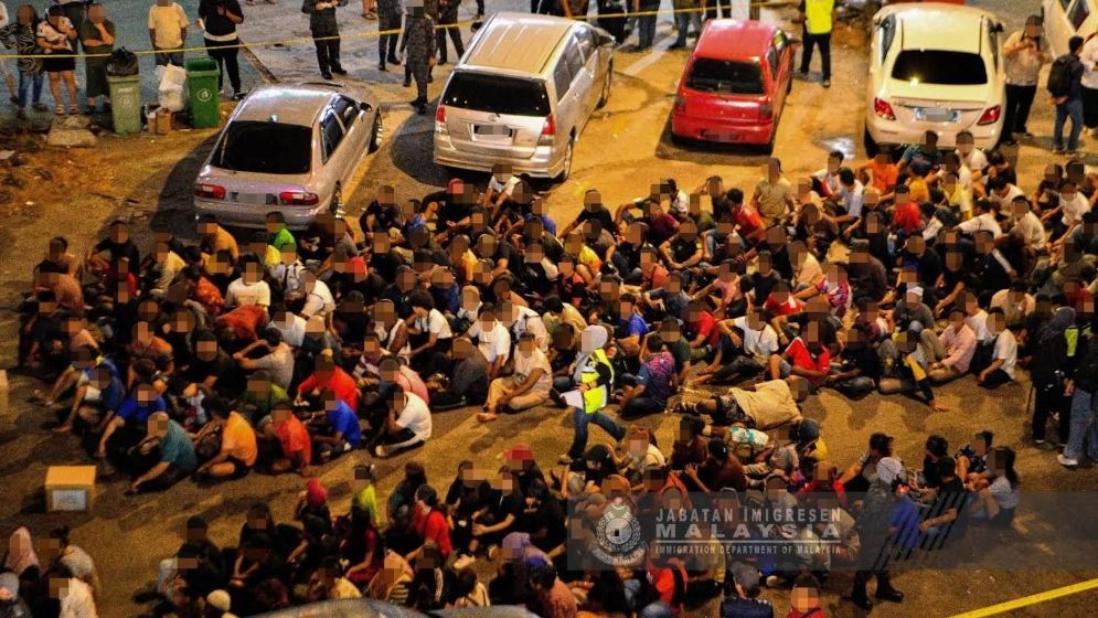 মালয়েশিয়ায় ৫৬ বাংলাদেশিসহ ২১৮ অবৈধ অভিবাসী আটক