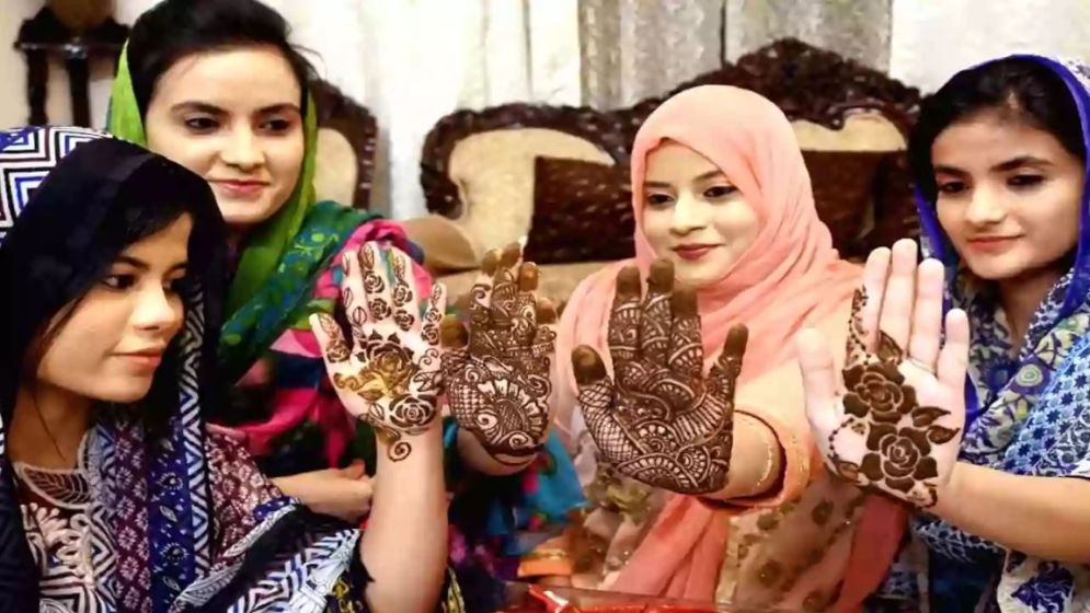 রোজা অবস্থায় মেহেদি দেওয়া: রোজার জন্য মাকরুহ কি?