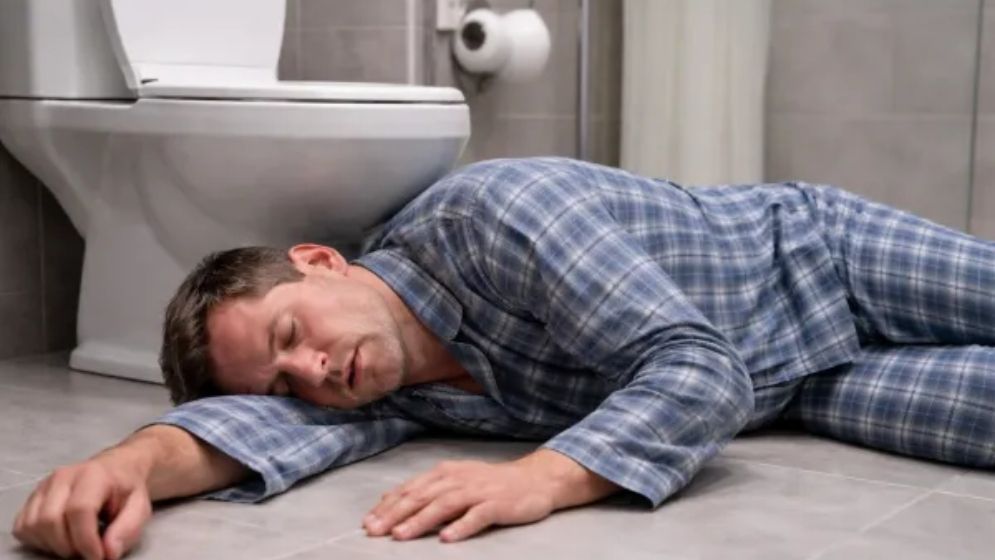 প্রস্রাবের সময় কেন অজ্ঞান হয়ে পড়েন অনেকে?