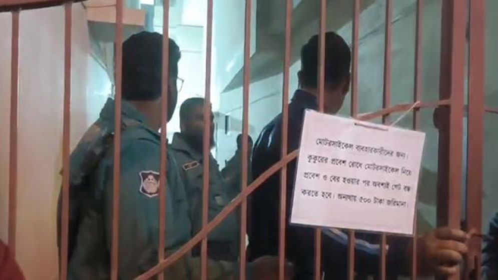 স্ত্রীর রহস্যজনক মৃত্যু, আহত অবস্থায় উদ্ধার সাংবাদিক