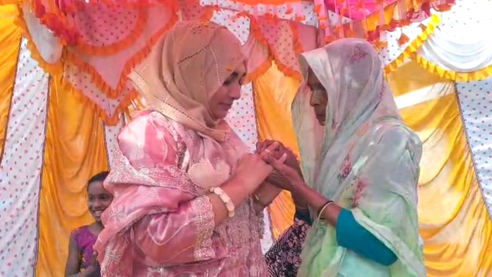 গণসংযোগে স্বর্ণের রিং উপহার পেলেন হান্নান মাসউদের স্ত্রী