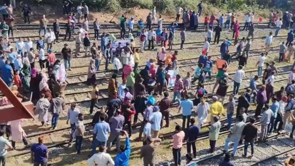 পে-স্কেলের দাবিতে রেলপথ অবরোধ