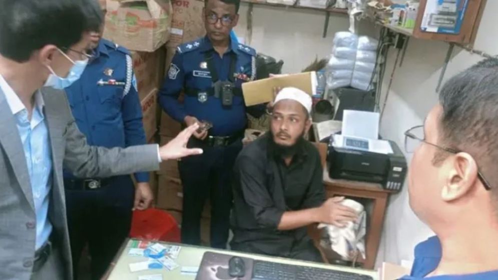 লক্ষ্মীপুরে ভোটের অবৈধ ছয়টি সিলসহ একজন আটক