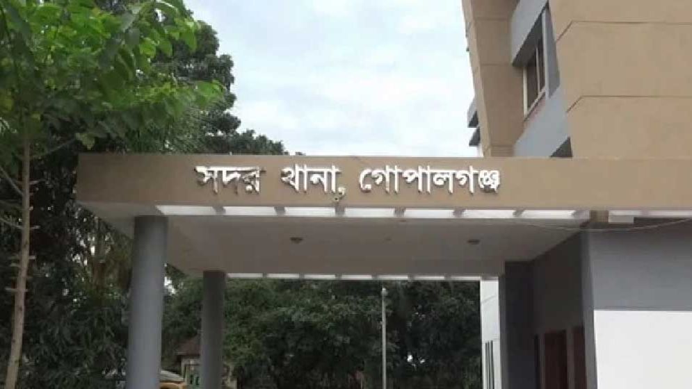 প্রেমিকের প্ররোচনায় মেয়েকে হত্যার পর ট্রাংকে লুকিয়ে রাখেন মা