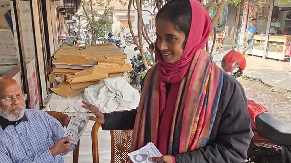 একাই ভোট চাচ্ছেন নারী প্রার্থী হাবিবা