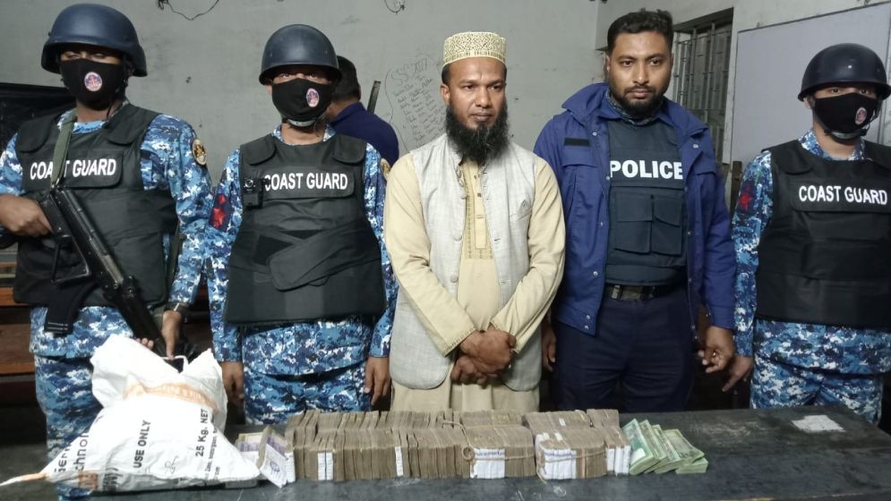 এবার ব্যাগভর্তি ৫০ লাখ টাকাসহ স্বেচ্ছাসেবকদল নেতা আটক