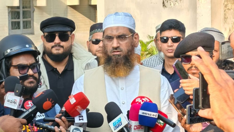 তিন কেন্দ্রের ফল: ঢাকা-১৩ আসনে এগিয়ে মামুনুল হক