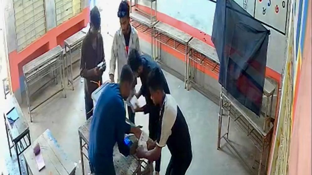 ব্যালট পেপারে সিল মেরে বাক্সে ভরছিলেন ৫ তরুণ, ধরা পড়ল কন্ট্রোল রুমে