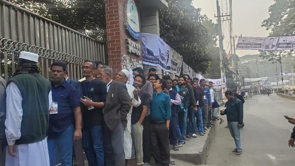 ভোর থেকেই ভোটকেন্দ্রে ভোটারদের দীর্ঘ সারি