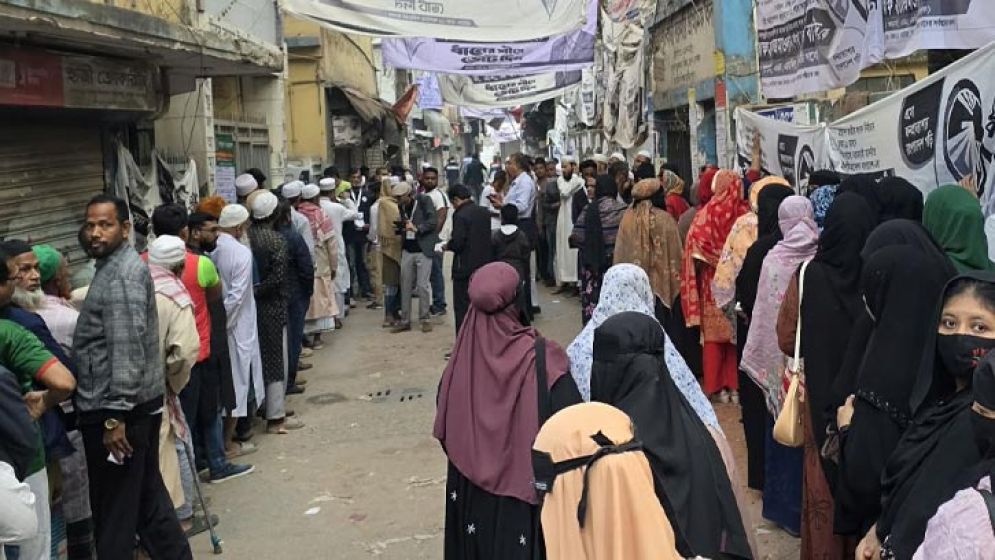 ভোটগ্রহণ শুরুর আগেই কেন্দ্রে ভোটারদের ঢল, দীর্ঘ সারি