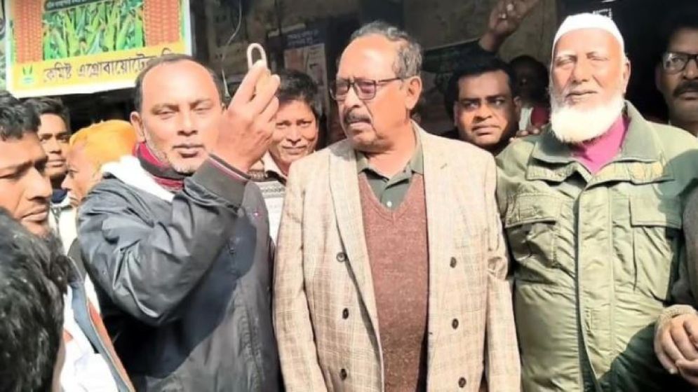 জয়লাভের পর আওয়ামী লীগের অফিস খুলে দিলেন বিএনপি নেতা