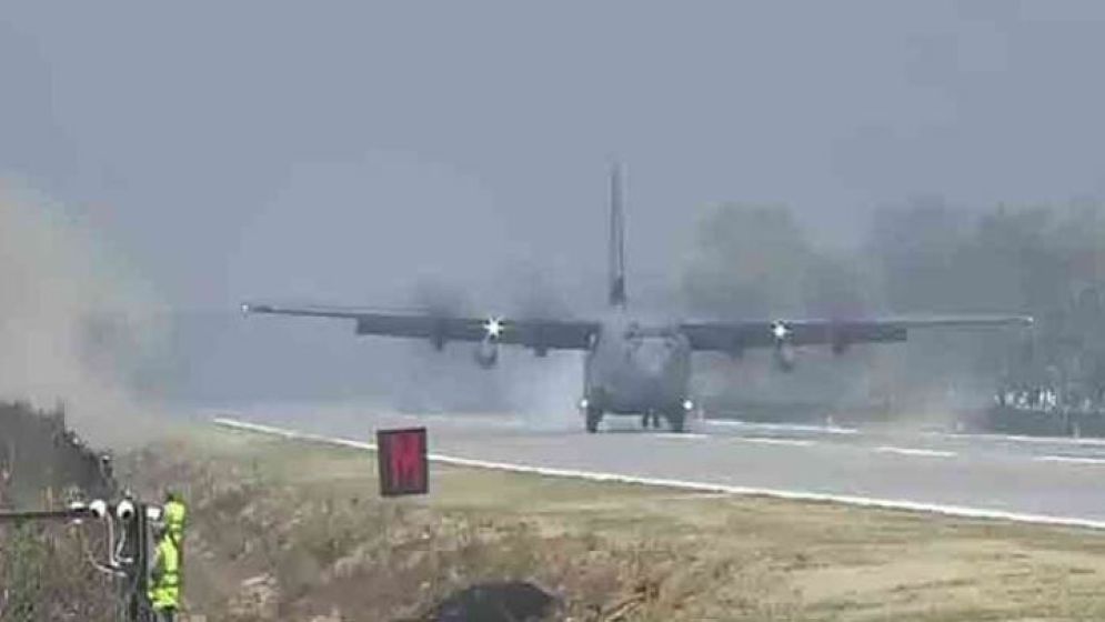 হঠাৎ যে কারণে মোদীকে বহনকারী বিমান সড়কে অবতরণ