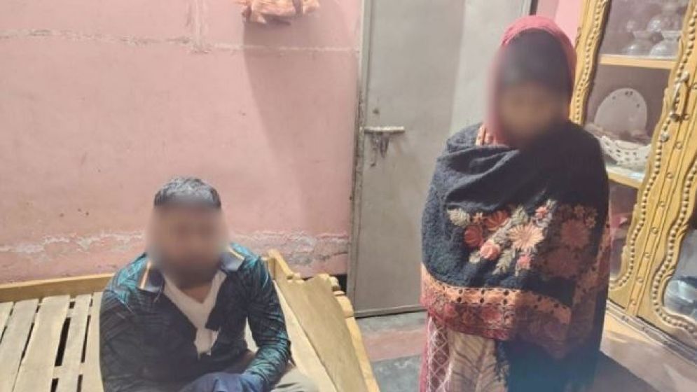 গভীর রাতে প্রবাসীর স্ত্রীর ঘরে পুলিশ কর্মকর্তা, অতঃপর...