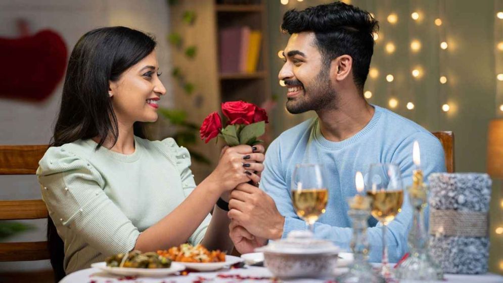 পুরুষ যে কারণে বয়সে বড় নারীর প্রেমে পড়েন