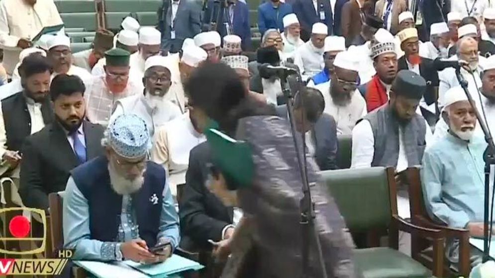 সংবিধান সংস্কার পরিষদ শপথ শুরু হতেই বেরিয়ে গেলেন রুমিন-ইশরাক