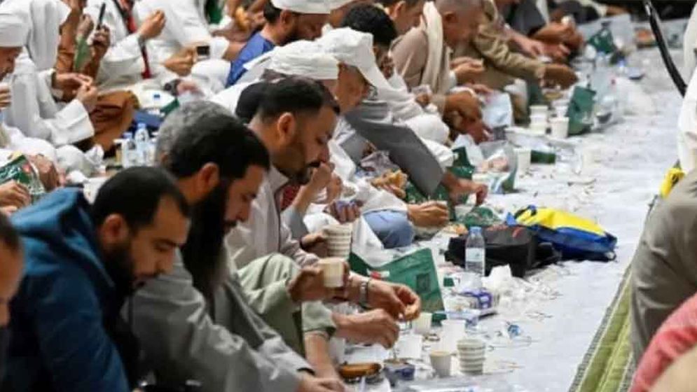 রোজার প্রথম দিন মসজিদে নববীতে ইফতারে দেখা গেল ব্যতিক্রমী দৃশ্য