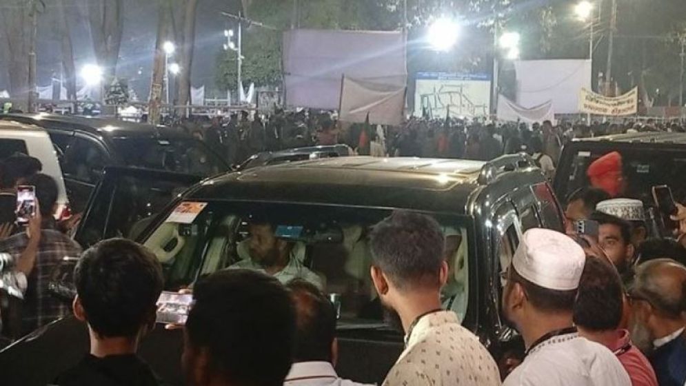 জামায়াত আমিরকে দেখে ‘রাজাকার’ ও ‘একাত্তরের দালাল’ স্লোগান