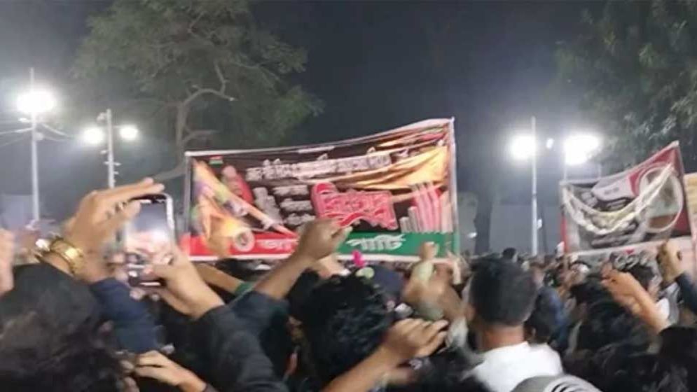 শহীদ মিনার থেকে ধাওয়া খেয়ে পালালেন জাতীয় পার্টির নেতারা