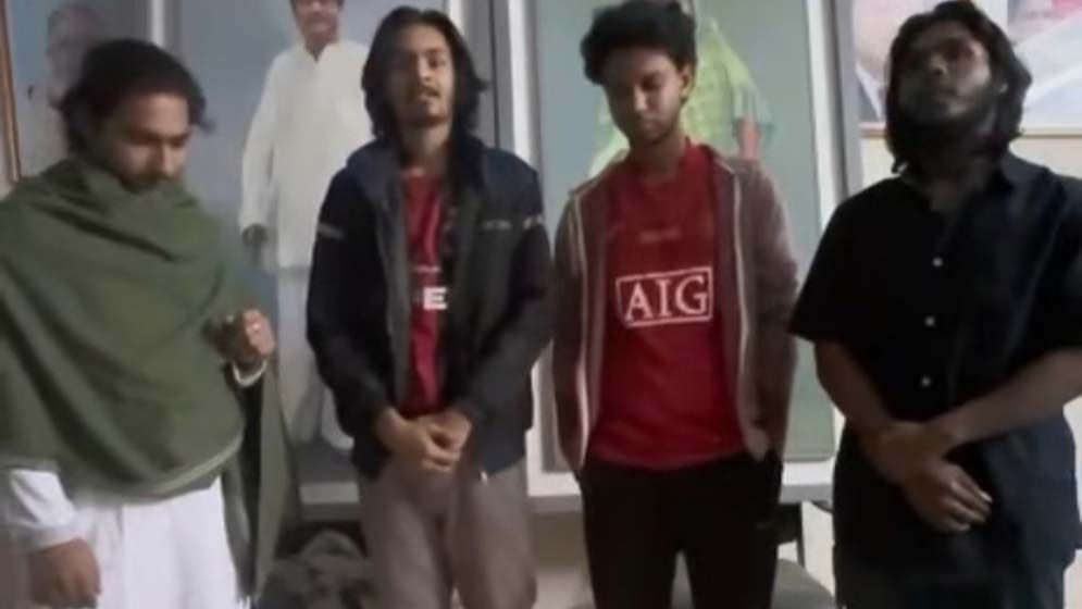 আ.লীগের কার্যালয়ে ঢুকে কেক কাটল নিষিদ্ধ ছাত্রলীগ!