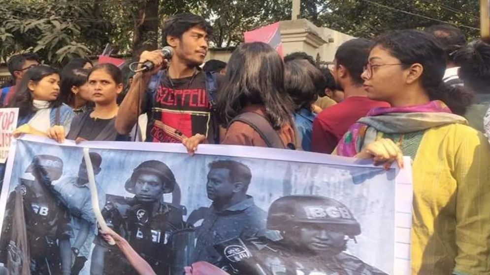 শাহবাগ থানার সামনে অবস্থান শিক্ষার্থীদের