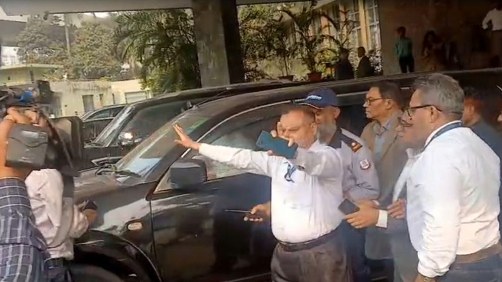 মব সৃষ্টি করে বের করে দেওয়া হলো গভর্নরের উপদেষ্টাকে