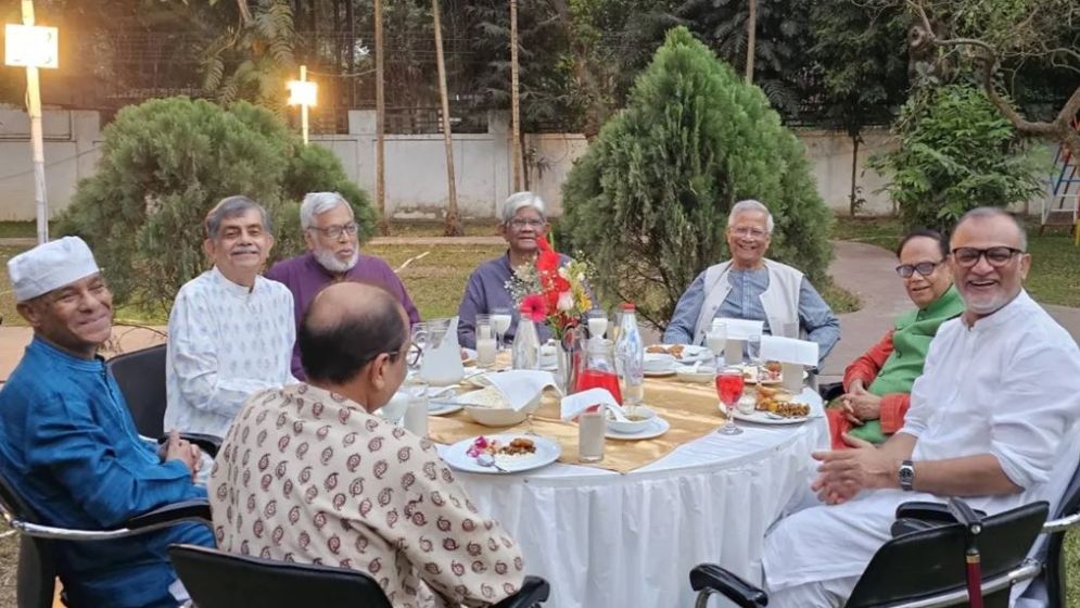 মিন্টো রোডে ইফতারে ড. ইউনূসসহ সদ্য বিদায়ি উপদেষ্টারা