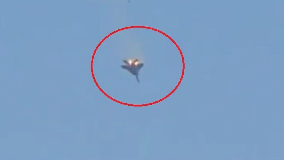 ইরানের মিসাইলের আঘাতে মার্কিন যুদ্ধবিমান বিধ্বস্ত