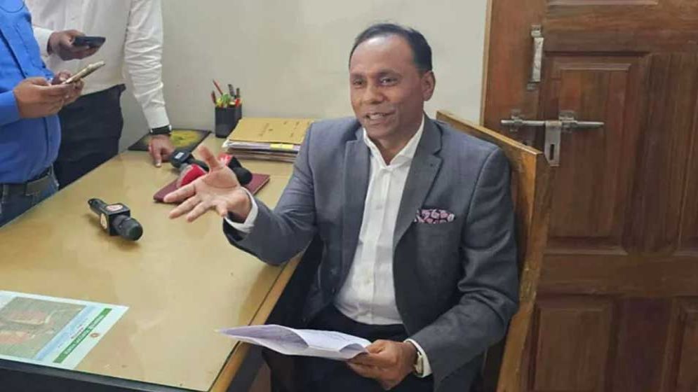 সারপ্রাইজ ভিজিটে ভূমি প্রতিমন্ত্রী, অফিসে নেই কোনো কর্মকর্তা