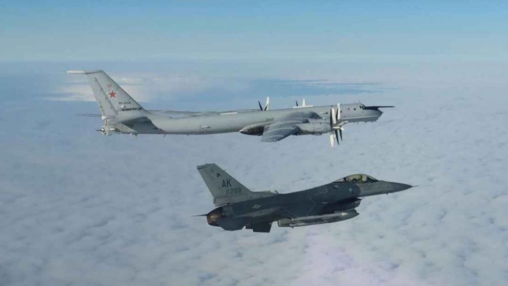 যুক্তরাষ্ট্রের আকাশসীমা ঘেঁষে হঠাৎ রুশ সামরিক বিমানের তৎপরতা