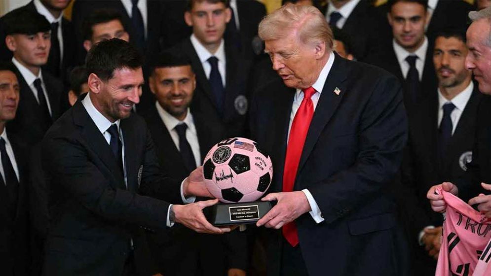 প্রথমবার হোয়াইট হাউজে ‍গিয়ে ট্রাম্পকে যে উপহার দিলেন মেসি